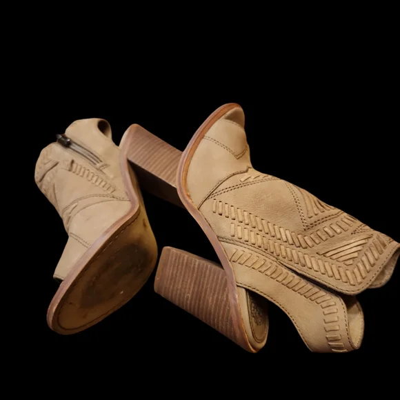 Vince Camuto Karinta Block 4" Booties - Picture 3 of 10